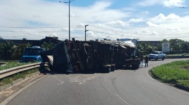 Carreta tomba em viaduto e provoca congestionamento na BR-101 e BR-304