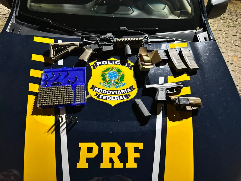 Homem é preso por falsidade ideológica e porte ilegal de fuzil e pistola na BR-101 em Natal