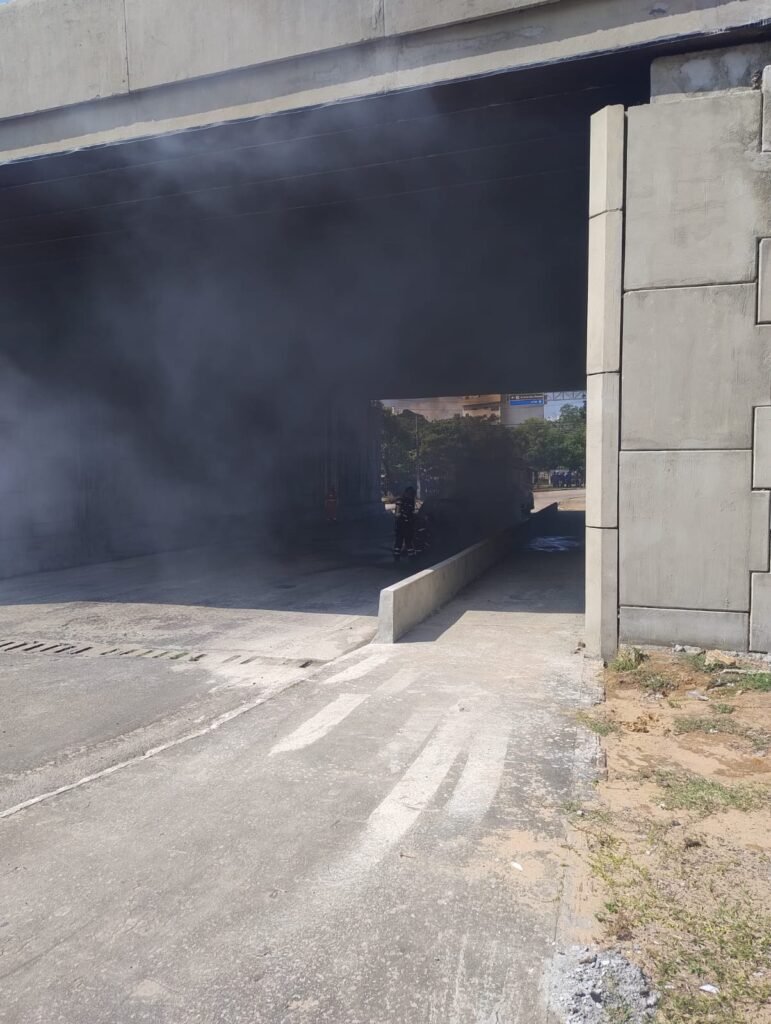 Carro é destruído por incêndio no túnel da UFRN, em Natal