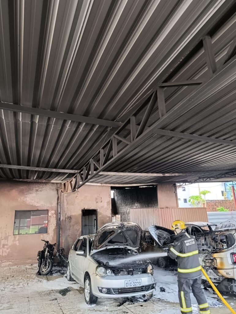 Incêndio em loja de veículos é controlado pelos Bombeiros em Nova Parnamirim