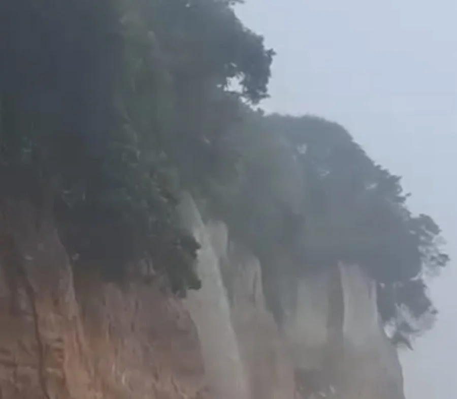 Falésia de Pipa forma cachoeira após chuvas e autoridades reforçam alerta de segurança