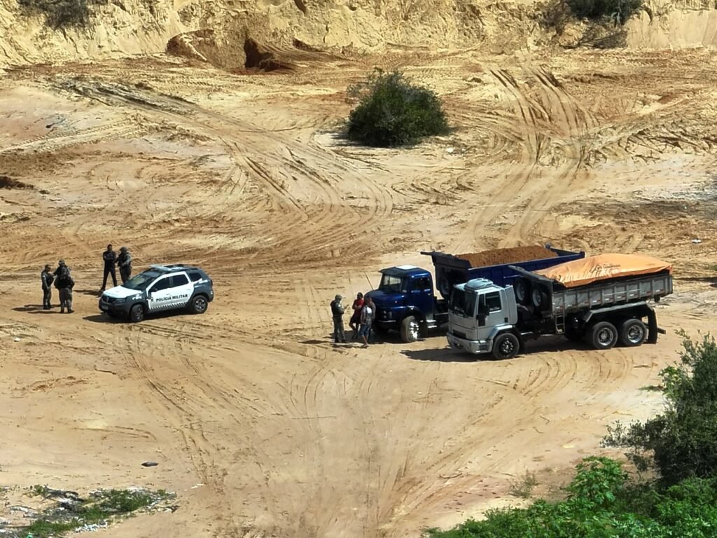 Polícia flagra extração ilegal de areia em área de preservação na Zona Norte de Natal