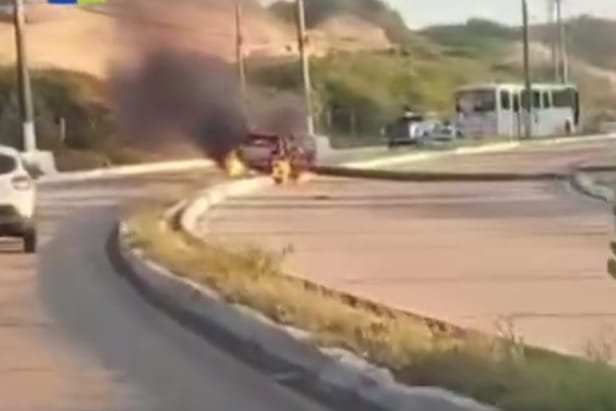 Motorista perde controle, bate em poste e carro pega fogo na Via Costeira