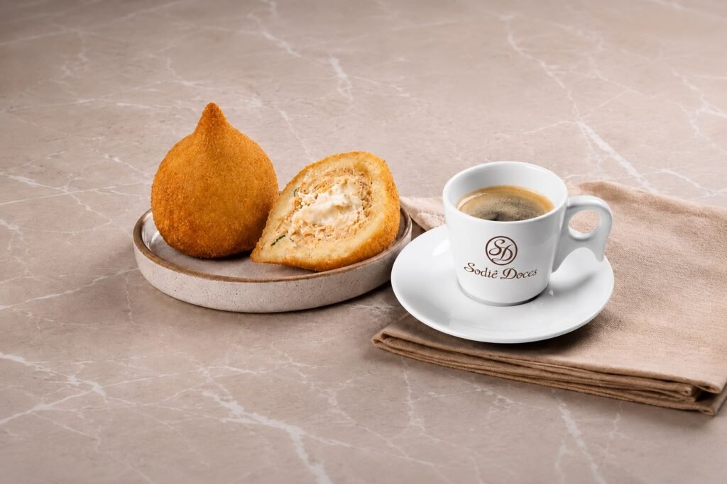 Coxinha com café: Sodiê Doces lança promoção com café expresso grátis em todo o Brasil