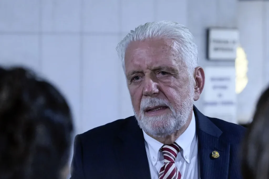 Jaques declara inocência, cita apoio de Lula, mas recusa falar sobre Master