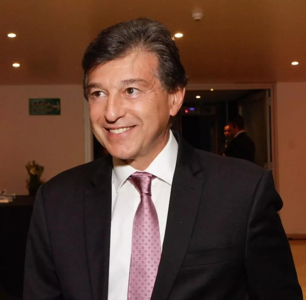 Médico escolhido por Flávio Bolsonaro para Saúde já criticou gestão de Jair Bolsonaro na pandemia