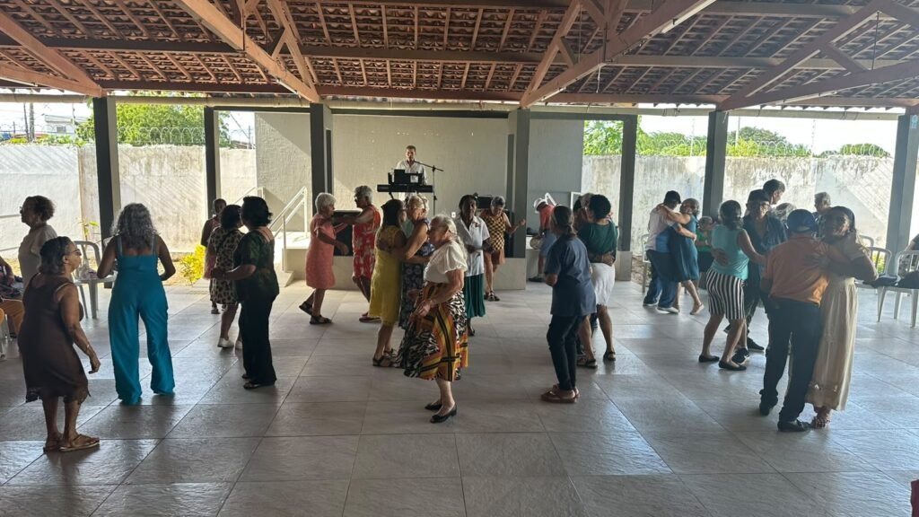 Baile reúne idosos e encerra programação do Julho Branco em Natal