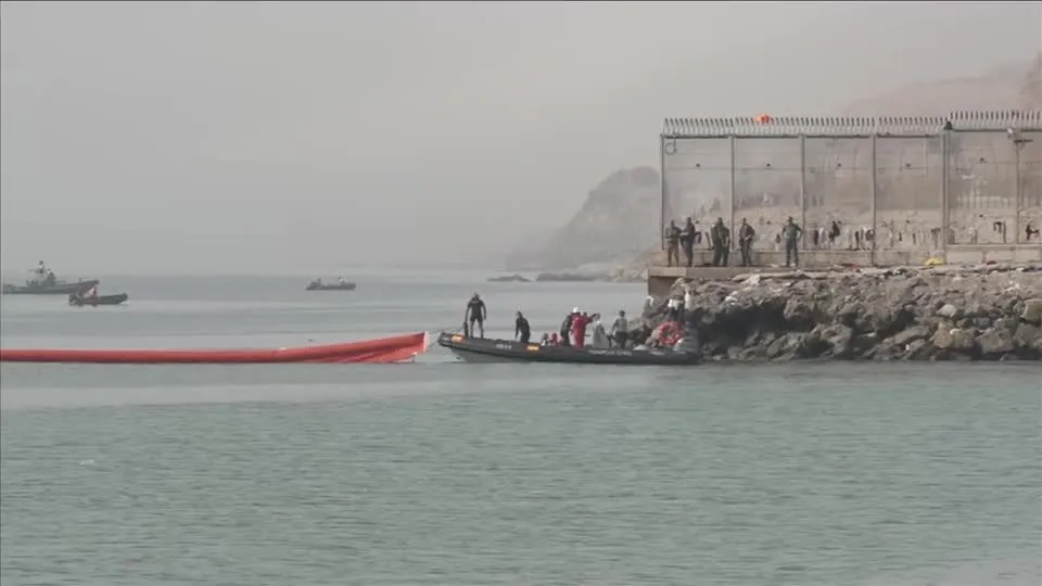 Espanha instala barreira flutuante em Ceuta após caos na fronteira