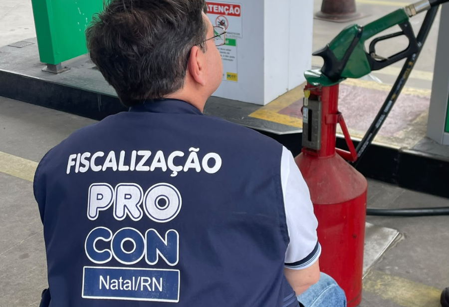 Procon Natal fiscaliza postos para verificar mistura de etanol na gasolina
