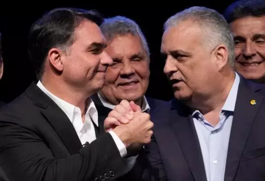 Flávio Bolsonaro anuncia Alfredo Gaspar como vice na disputa presidencial