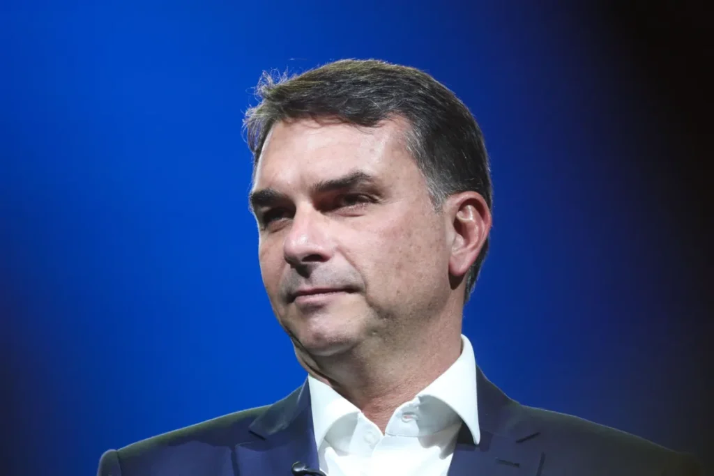 Autoridades informam ao PL que dirigente do Missão filiou Flávio Bolsonaro