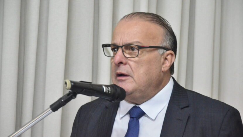 Paulinho Freire apresenta edital de Licitação do Transporte Público