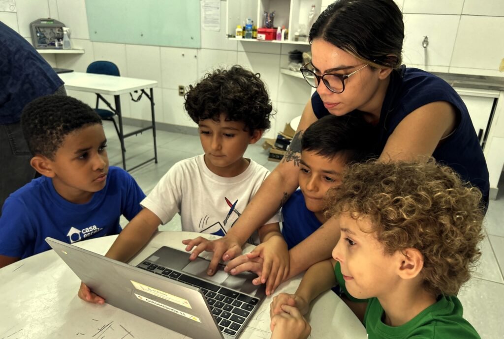 80% das escolas brasileiras já discutem impactos das telas na saúde mental