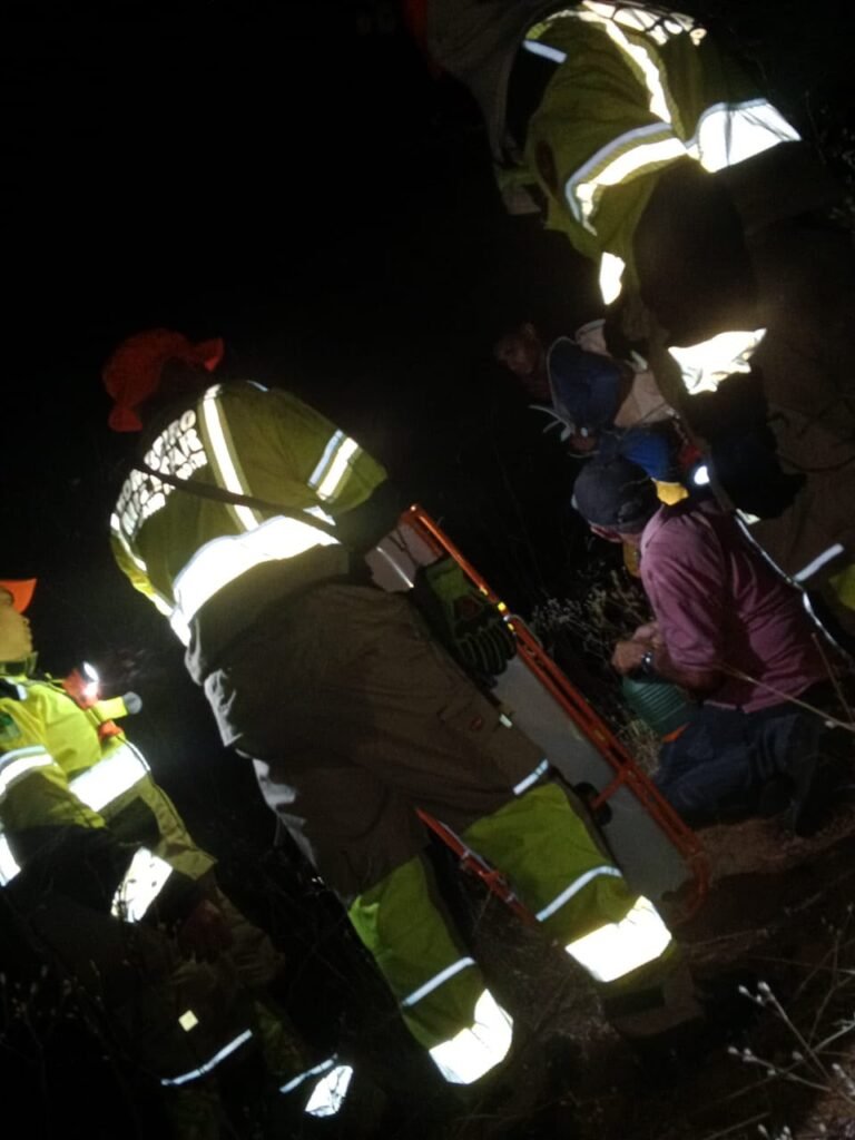 Bombeiros resgatam dois idosos perdidos em área de mata em Santana do Matos