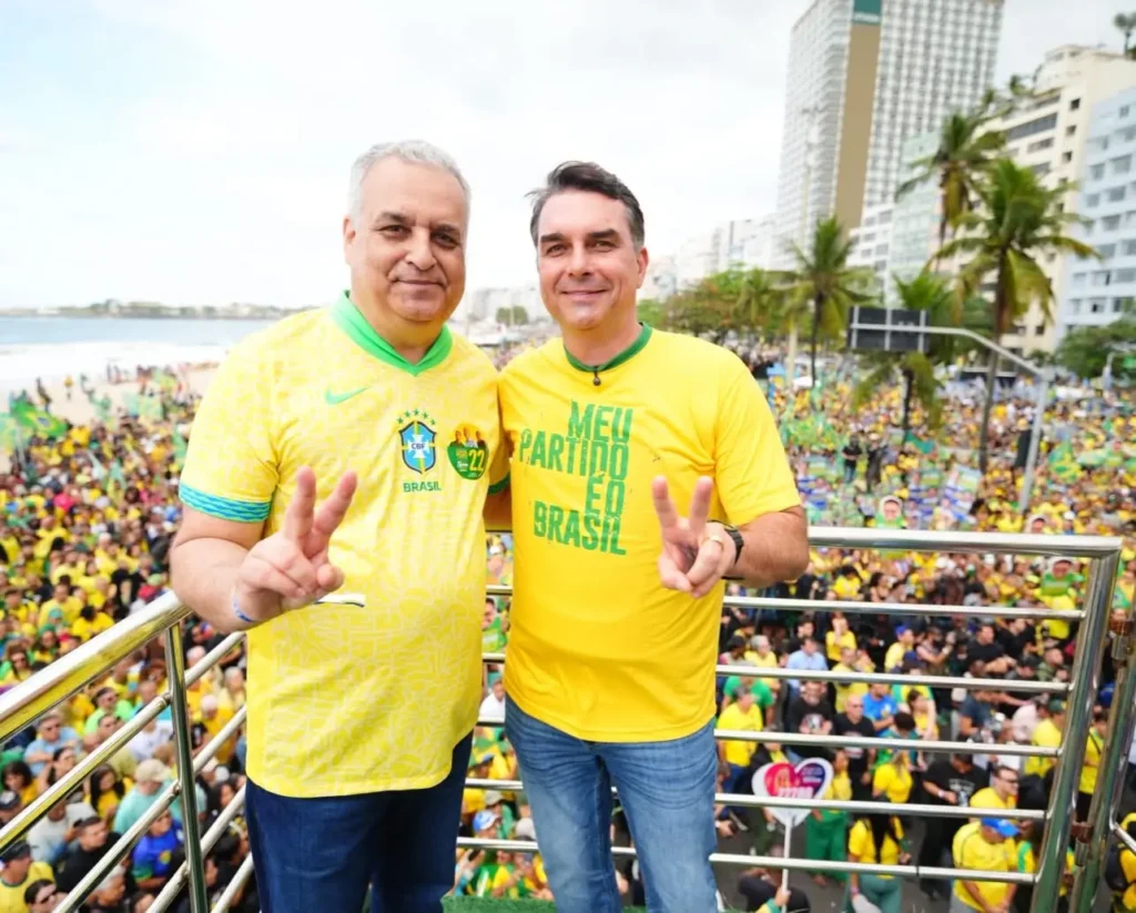 Flávio Bolsonaro reúne 8,9 mil pessoas em Copacabana, cerca de 15% do público de Jair Bolsonaro em 2022
