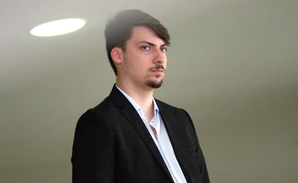 Jair Renan usa nome do pai e vai aparecer nas urnas como Jair Bolsonaro