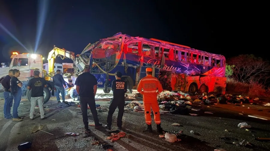 Acidente entre ônibus e carreta mata seis e deixa 43 feridos