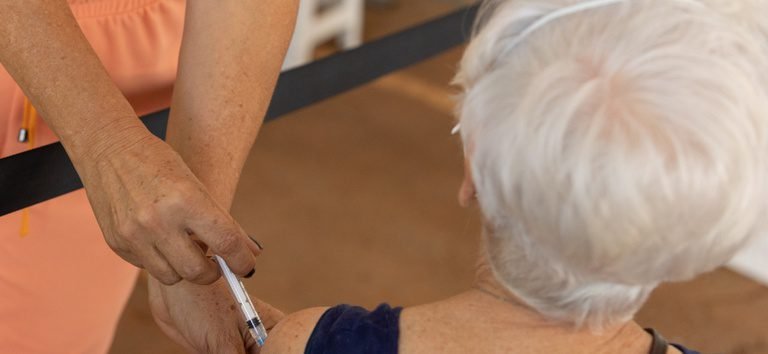SUS amplia vacina contra pneumonia para idosos com 85 anos ou mais
