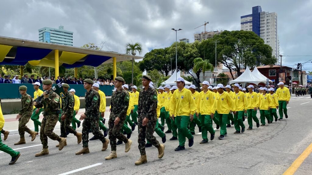 Cerca de 210 estudantes de escolas municipais participam de desfile de 7 de Setembro em Natal