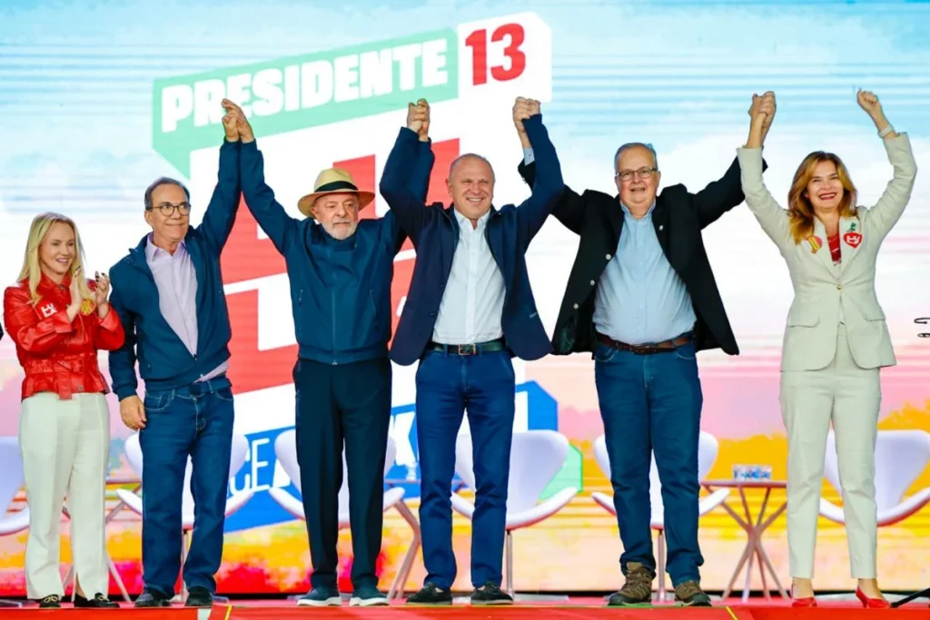 Lula diz que Flávio quer ganhar para “tirar pai da cadeia”
