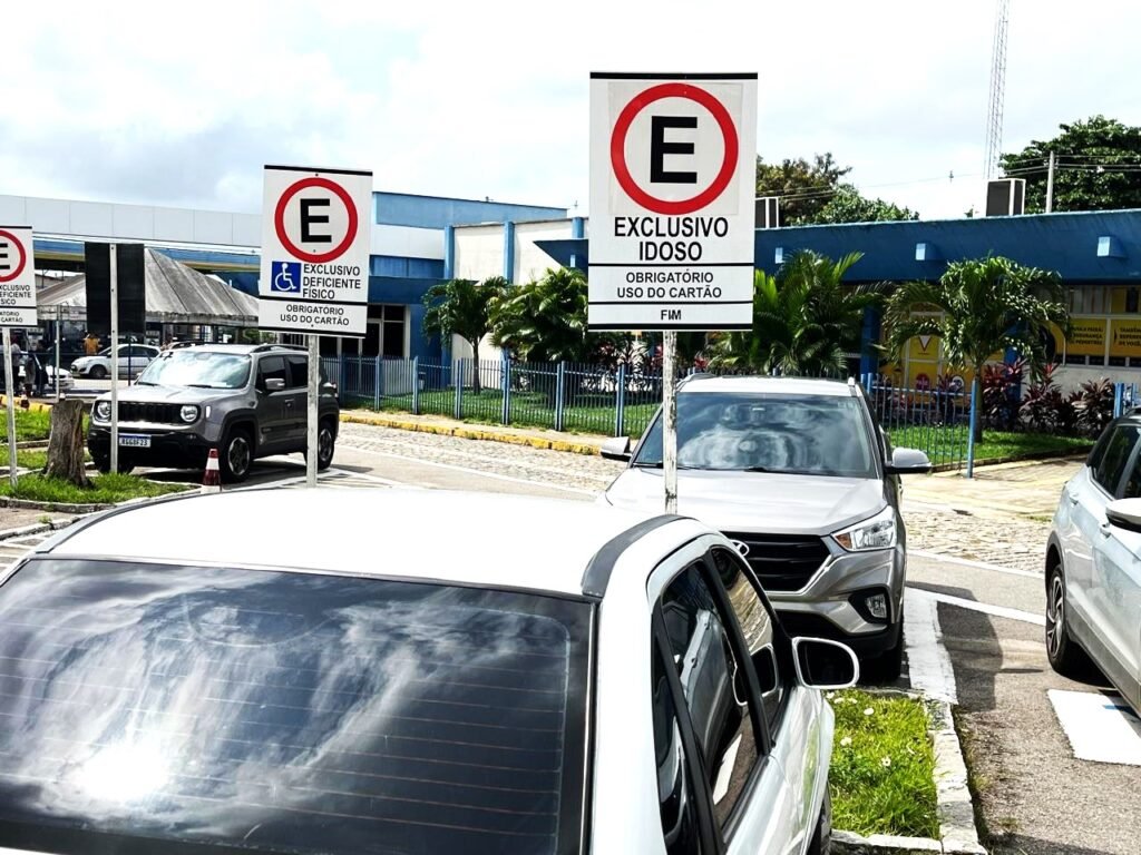 Uso indevido de vagas especiais gera multa e 7 pontos na CNH, orienta Detran/RN
