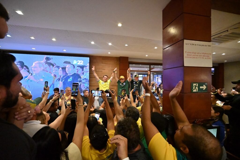 Flávio Bolsonaro cumpre agenda em Natal ao lado de lideranças políticas
