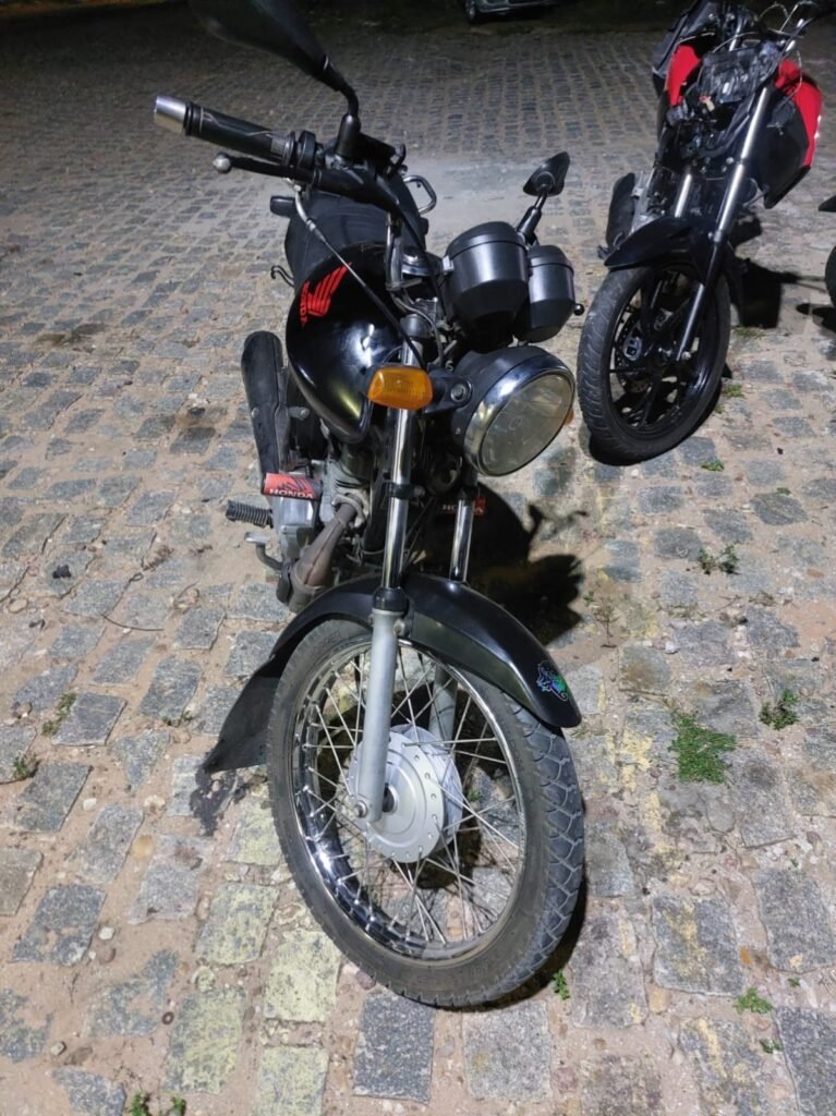 PRF prende dois homens e recupera moto furtada e celulares roubados no RN