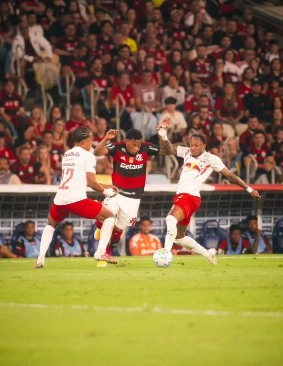 Flamengo domina, vence Red Bull Bragantino em casa e dispara como líder