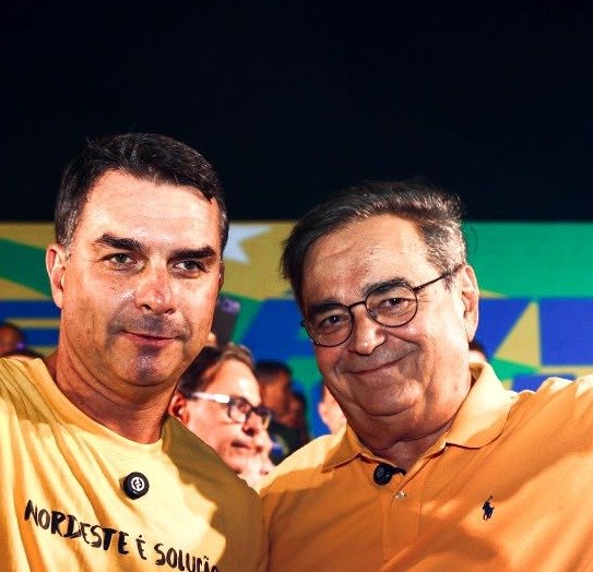 Flávio Bolsonaro chega ao RN e cumpre agenda com Álvaro Dias em Natal