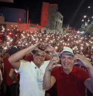 Prefeito Hélio de Mundinho comanda “Piseiro do 13” em Guamaré ao lado de Cadu de Lula