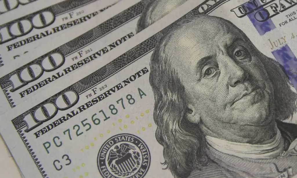 Dólar cai a R$ 5,08 e atinge menor valor em um mê