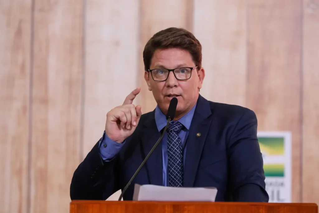 Dino proíbe Mario Frias de sair do Brasil sem autorização