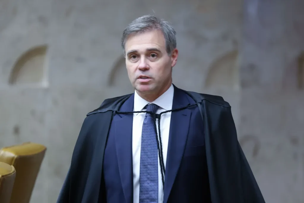 Mendonça anuncia saída de instituto privado