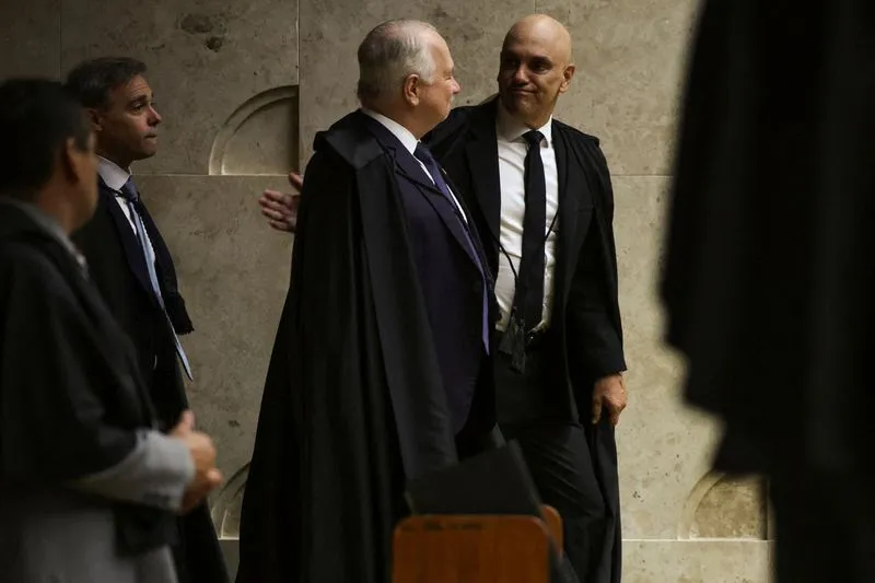 Fachin consulta ministros antes de tomar decisão sobre Moraes