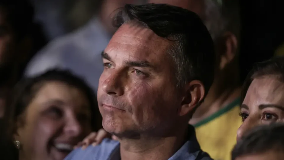 Após fuga para EUA, Flávio pode ter desconto no salário e processo de cassação no Senado