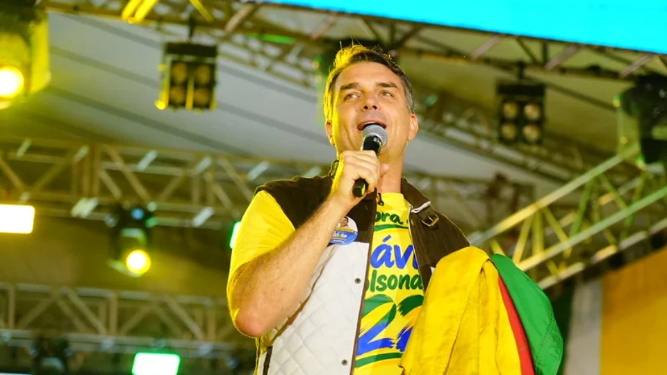 Flávio votou contra proibir incentivo a turismo sexual: ‘Mulheres são patrimônio turístico’
