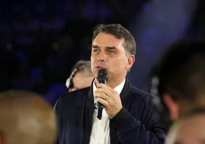 Flávio Bolsonaro diz que vai usar maioria no Congresso para mudar Constituição