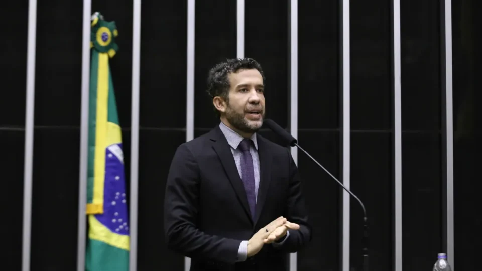 Janones reúne 1 milhão em tropa digital e quer mostrar Lula com mais calçada e menos helicóptero