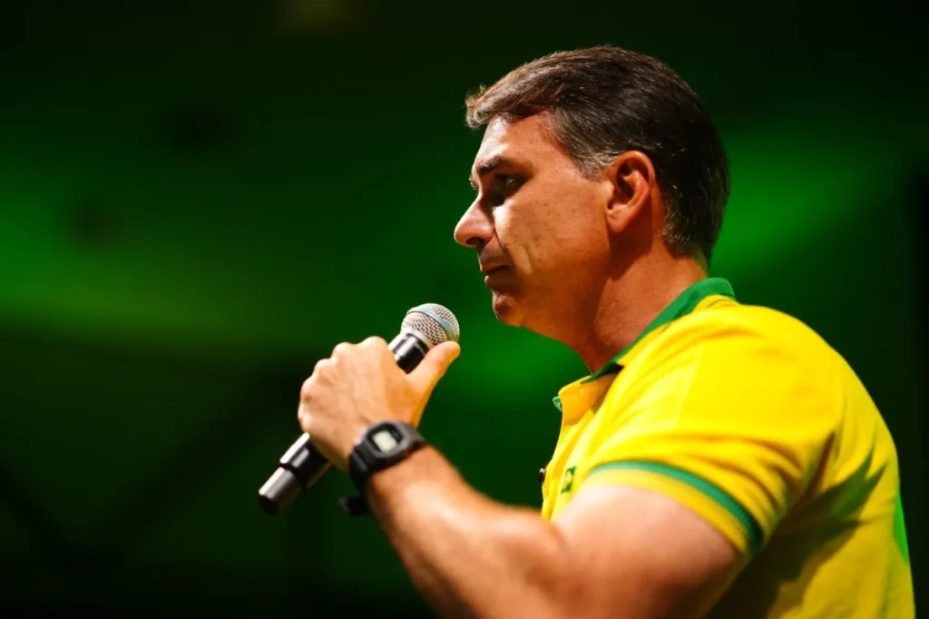 Flávio está “descansando” e dará coletiva na quinta em Miami, diz aliado