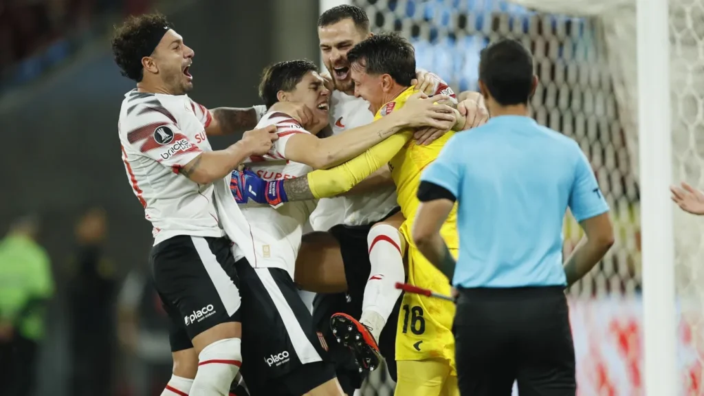 Muslera brilha nos pênaltis, e Estudiantes elimina Flamengo da Libertadores