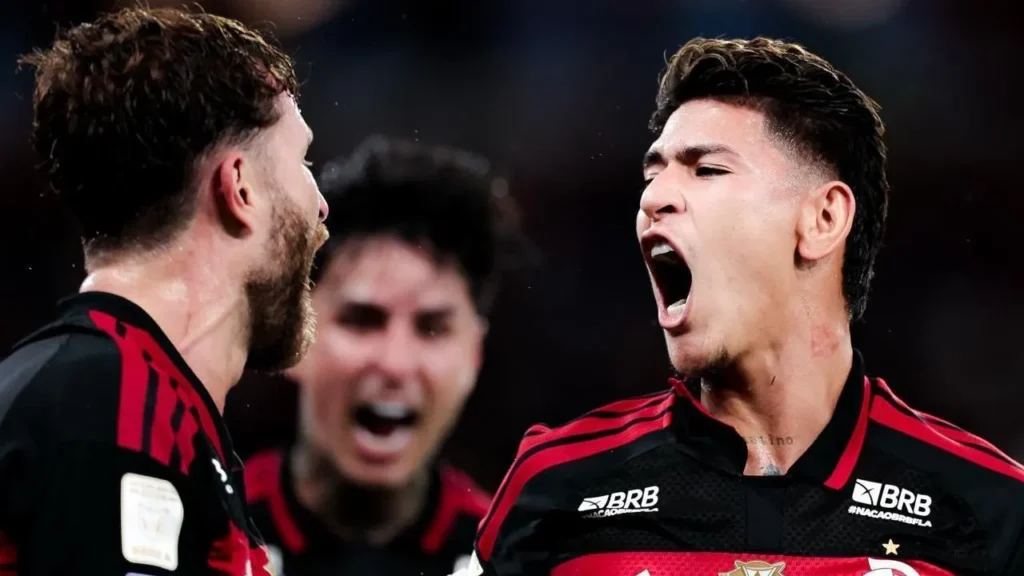 Gol nos acréscimos assegura Flamengo na liderança do Brasileirão