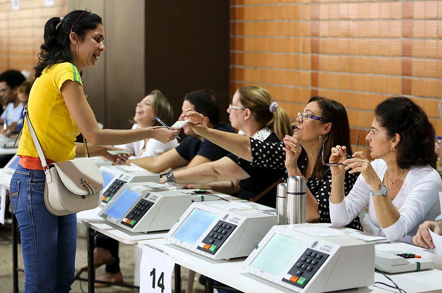 Mesários que abandonaram votação no 1º turno têm até esta quarta para justificar ausência