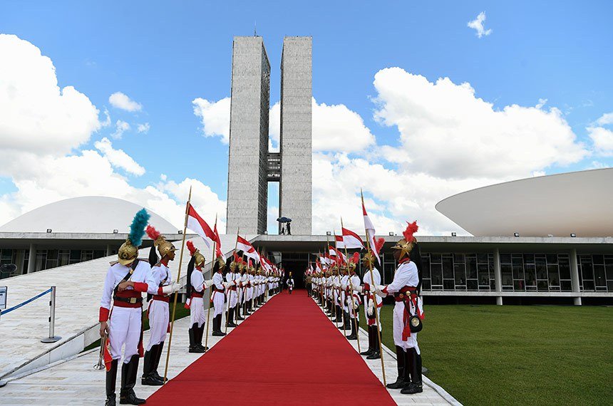 Posse de presidente e governadores terá novas datas a partir de 2027