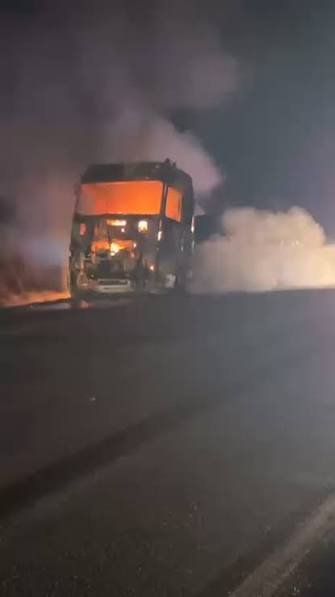 Incêndio atinge caminhão na BR-304 entre Angicos e Lajes
