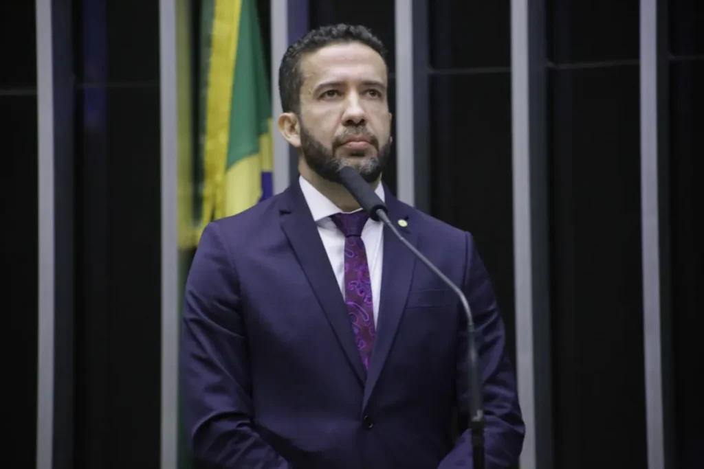 André Janones retorna a Brasília para conversa com Lula