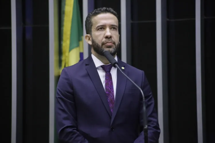 Janones diz que terá alta nesta terça-feira após internação por arritmia cardíaca