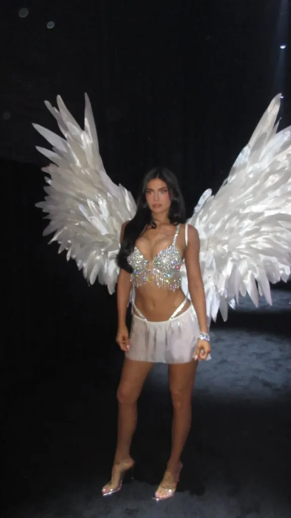 Kylie Jenner desfila com sutiã de R$ 250 milhões na Victoria’s Secret e rouba a cena; veja