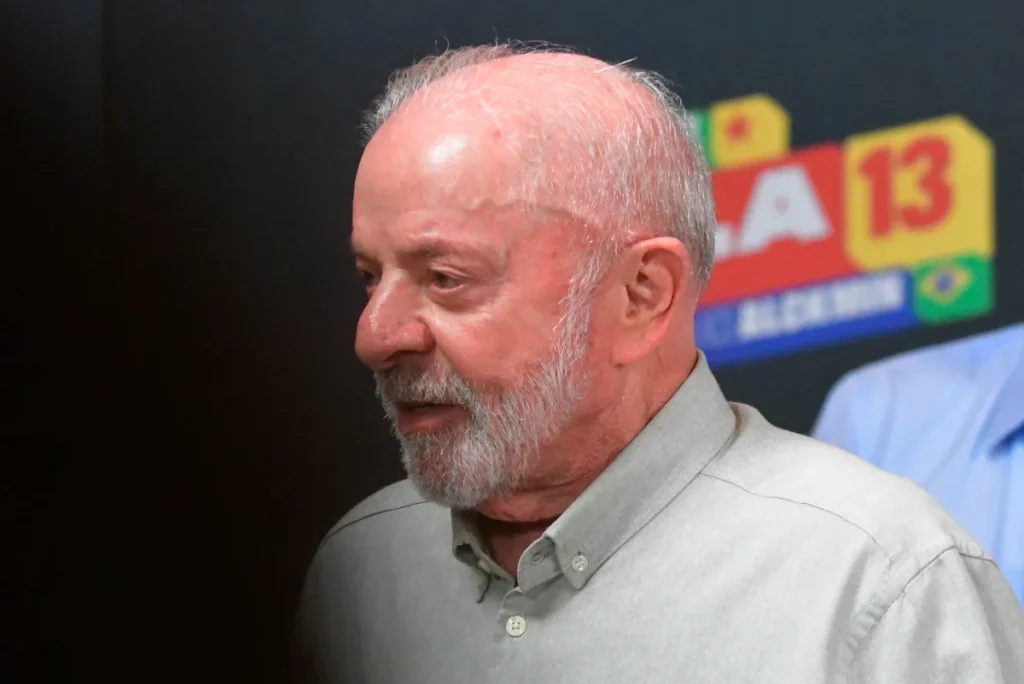 Lula endereça crítica a Flávio: “Defendam o Brasil da família Bolsonaro”