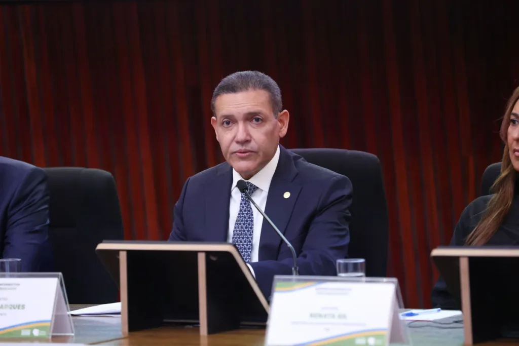 Nunes Marques vota em Brasília após abertura das urnas