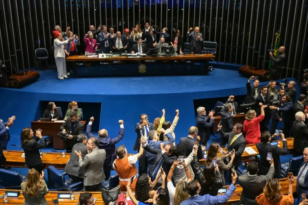 Plenário grita “Lula”; Flávio vota sim, mas apoia PEC da hora trabalhada